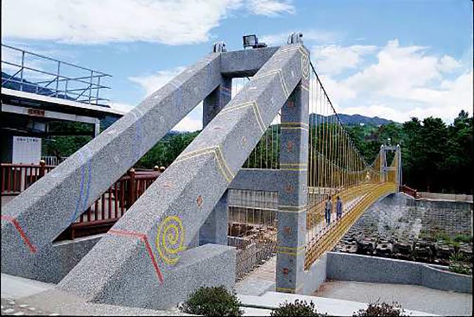 親水公園旁邊的親水吊橋，可以讓毛小孩一起在上面走，體會刺激的感覺！